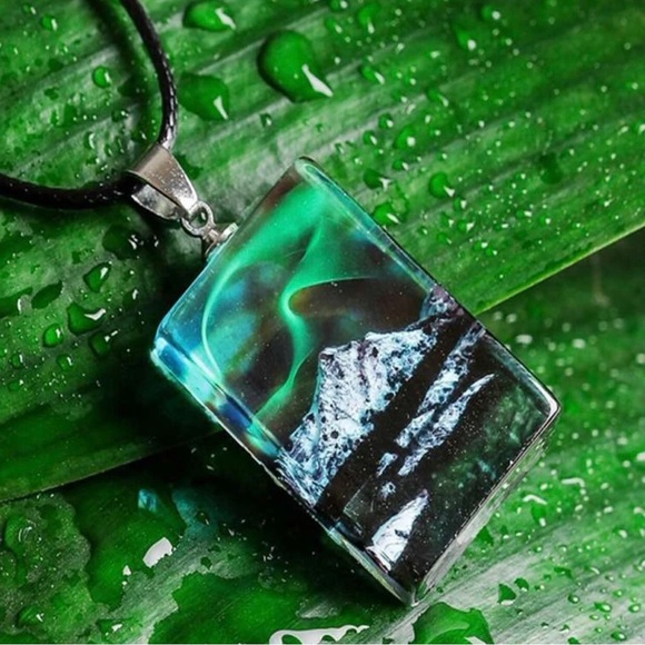 Aurora Borealis Snowy Peak Mountain Realism 3D Vivid Captured Landscape Necklace - Picture 3 of 16